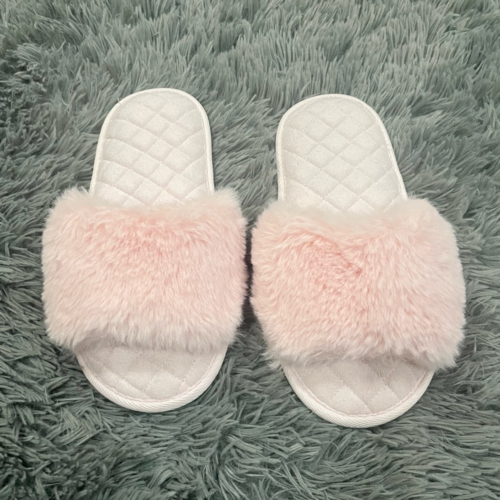 Pink fuzzy medium size 7-8 women’s slides slippers